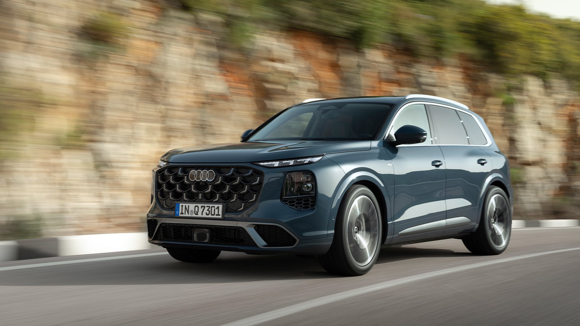 Audi Q7 snett framifrån på väg