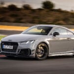 Grå Audi TT RS Coupé tar en kurva på en racingbana.