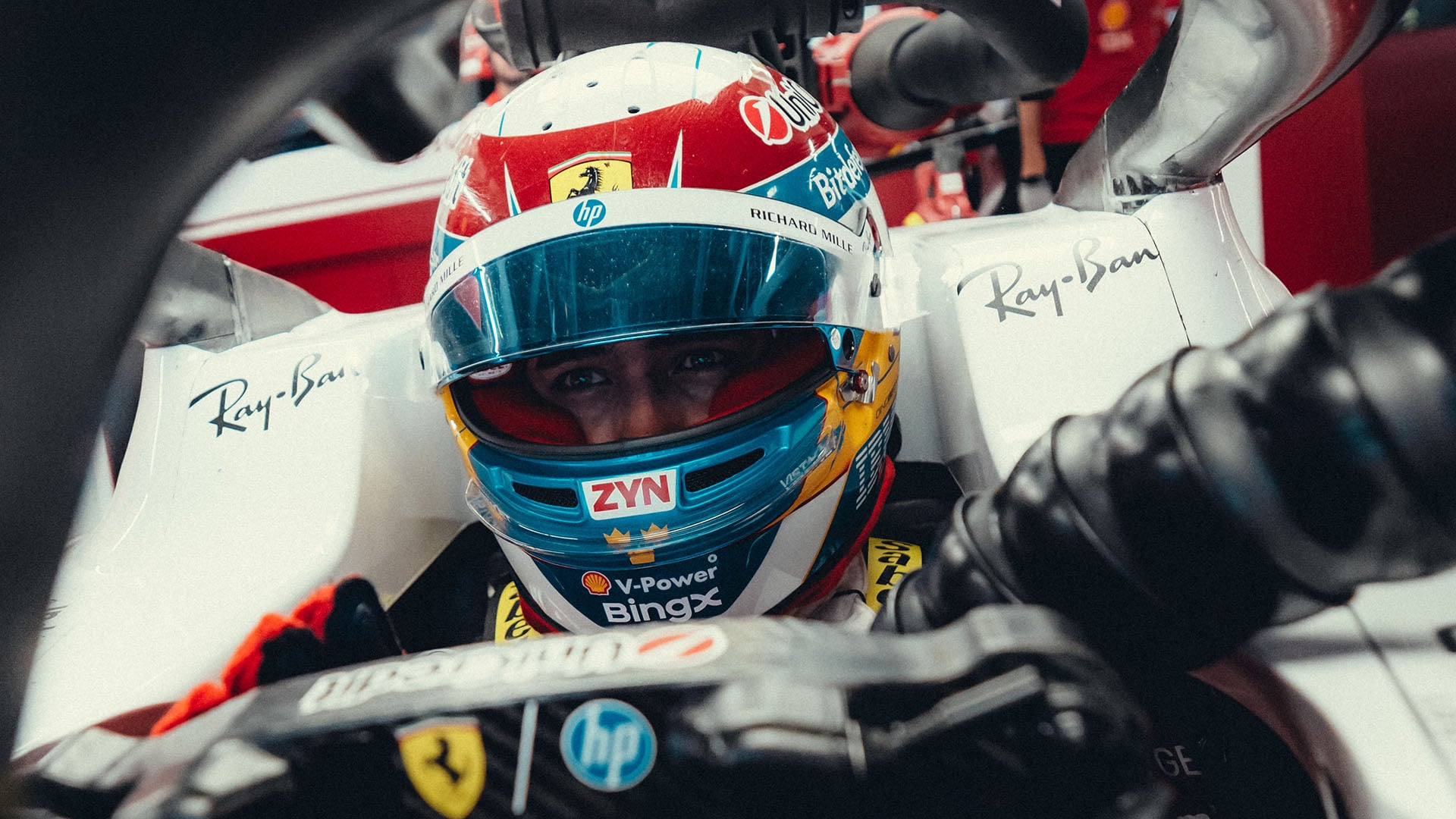 Dino Beganovic i närbild sittandes i en Scuderia Ferrari SF-26.