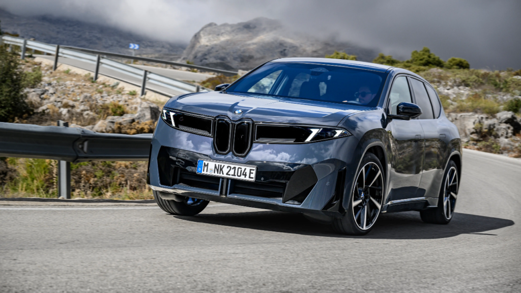 Nya generationens teknik gör att BMW iX3 levererar ett imponerande toppresultat i laddtestet. Med 495 laddade kilometer på en kvart visar den tyska tillverkaren att Europa på allvar utmanar i elbilseliten. Foto: BMW