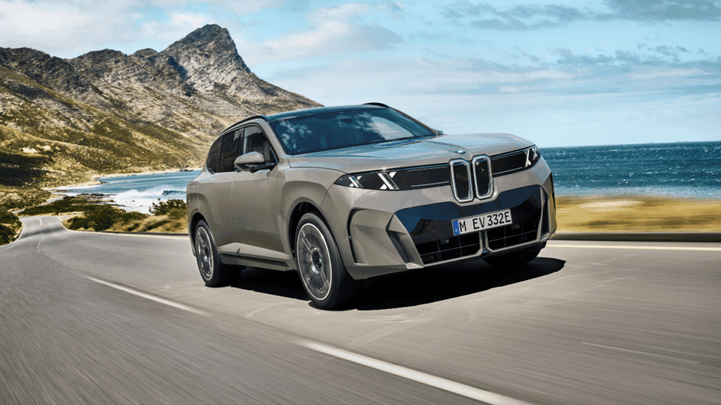 Helt eldrivna BMW iX5 debuterar med ett stramt Neue Klasse-designspråk och den belysta ”Iconic Glow”-grillen. Foto: BMW