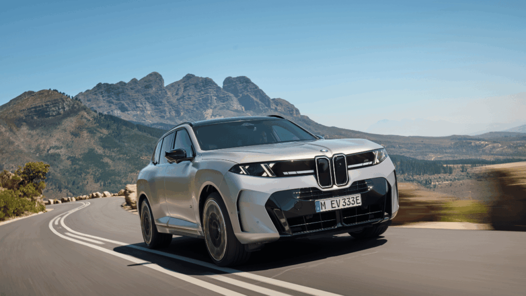 Kraftfull laddhybrid: BMW X5 M60e xDrive kombinerar sportig M-prestanda med uppdaterad hybridteknik och aktiv krängningshämmare som tillval för maximal chassidynamik. Foto: BMW