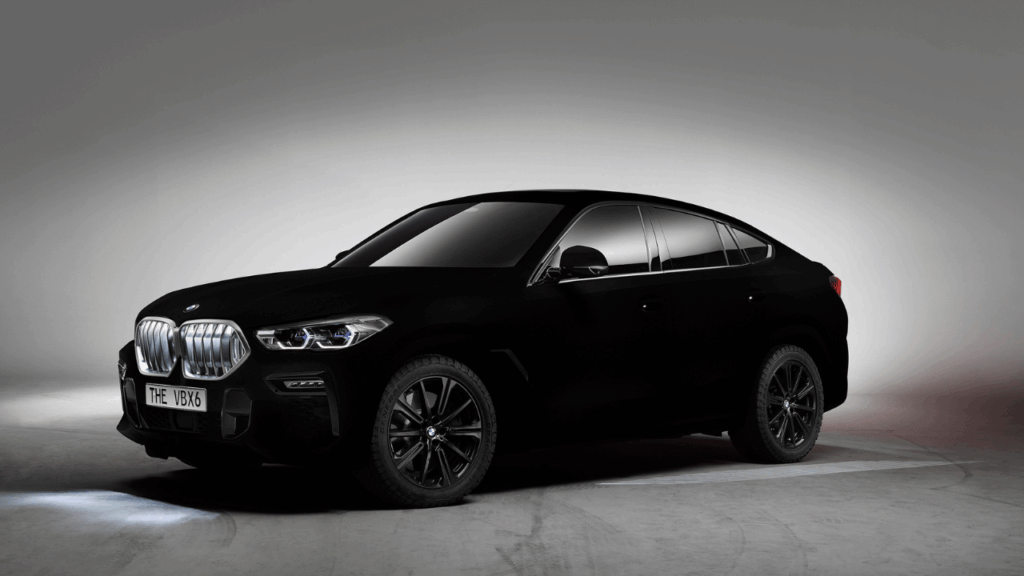 BMW visade upp en X6 i den extrema lacken Vantablack under 2019. Det unika ytskiktet svalde 99,965 procent av allt ljus, vilket fick bilens tredimensionella former och linjer att helt suddas ut för det mänskliga ögat. Lacken var dock alldeles för ömtålig för att kunna massproduceras. Foto: BMW