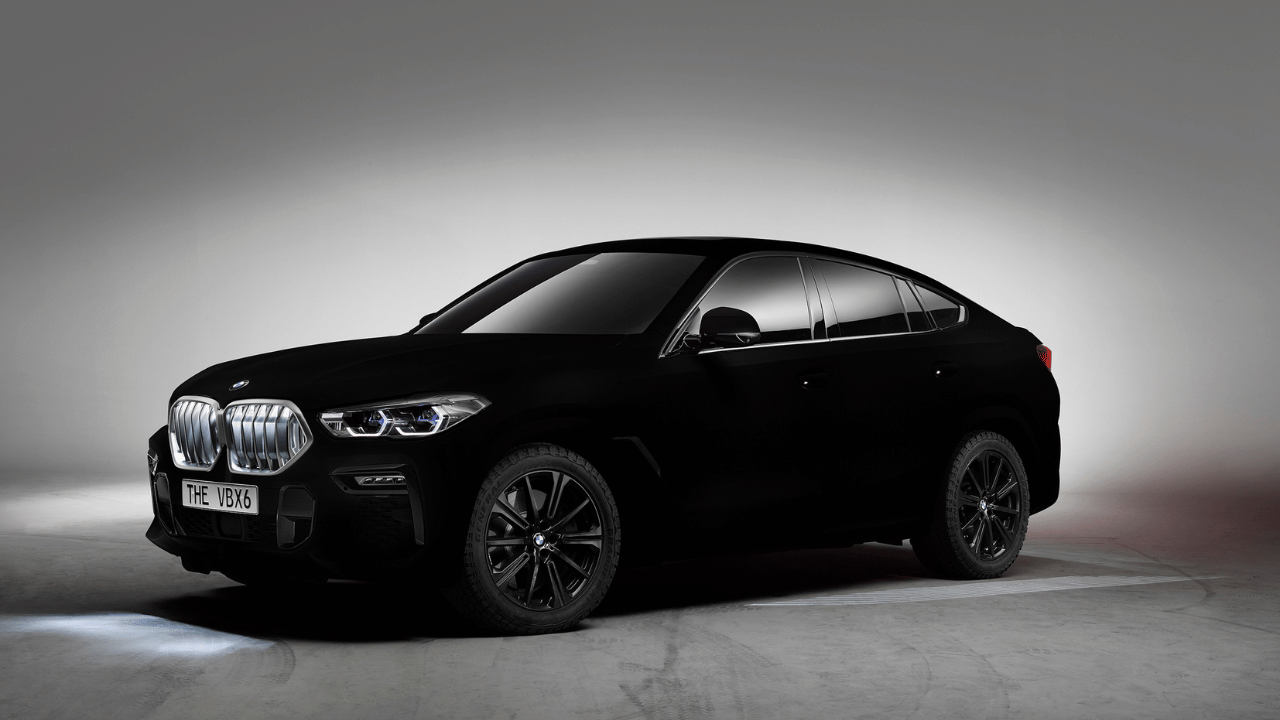 BMW visade upp en X6 i den extrema lacken Vantablack under 2019. Det unika ytskiktet svalde 99,965 procent av allt ljus, vilket fick bilens tredimensionella former och linjer att helt suddas ut för det mänskliga ögat. Lacken var dock alldeles för ömtålig för att kunna massproduceras. Foto: BMW