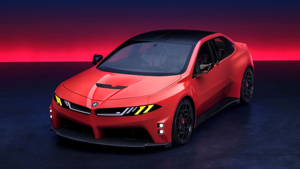 Röd BMW M Concept Neue Klasse helbild i studiomiljö.