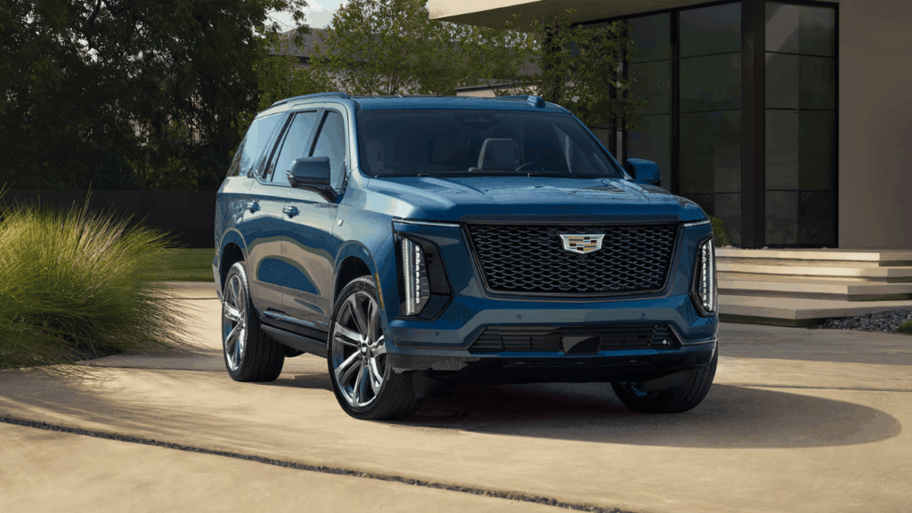 Cadillac Escalade fortsätter att vara en av marknadens mest pampiga suvar. Den enorma grillen och de skarpa LED-strålkastarna ger modellen en svårslagen pondus. Foto: Cadillac