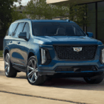 Cadillac Escalade fortsätter att vara en av marknadens mest pampiga suvar. Den enorma grillen och de skarpa LED-strålkastarna ger modellen en svårslagen pondus. Foto: Cadillac