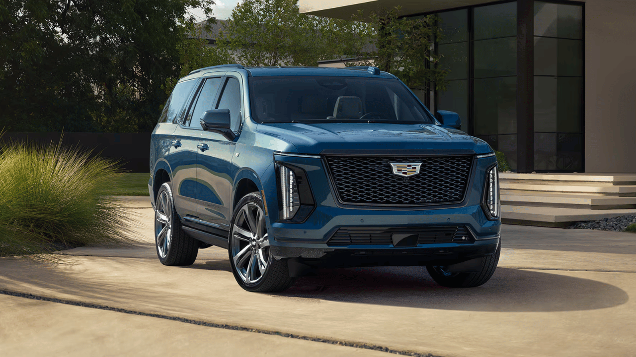 Cadillac Escalade fortsätter att vara en av marknadens mest pampiga suvar. Den enorma grillen och de skarpa LED-strålkastarna ger modellen en svårslagen pondus. Foto: Cadillac