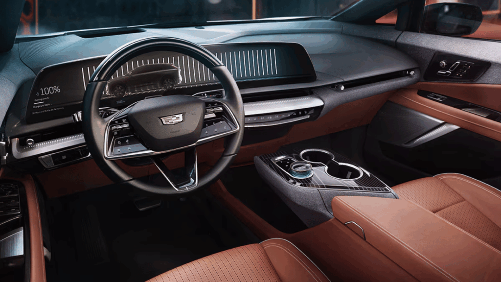 Interiören i helt nya Cadillac Optiq visar märkets framtida designspråk, där den gigantiska, svängda skärmen står i centrum och helt ersätter traditionella mätare. Foto: Cadillac