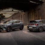 Cupra Formentor och Cupra Leon i en tegelgränd