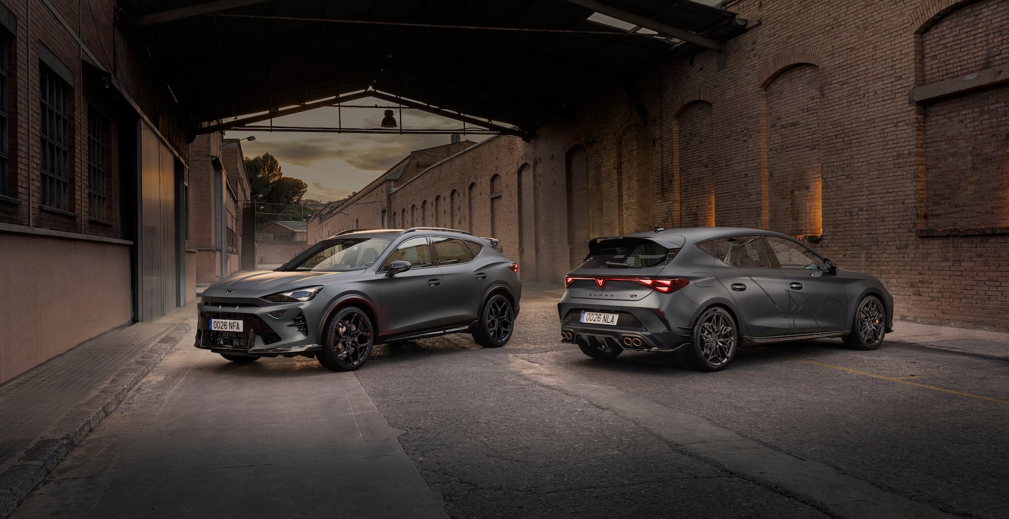 Cupra Formentor och Cupra Leon i en tegelgränd