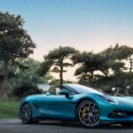 Nya Denza Z kombinerar extrema prestanda med fyrsitsig praktikalitet och kolfibertak, här i sitt eleganta roadster-utförande med fast tak. Foto: BYD