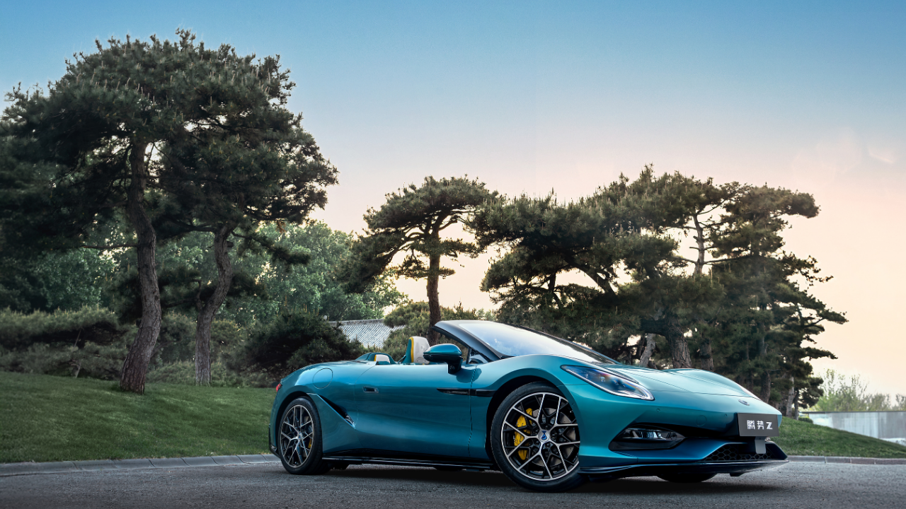 Nya Denza Z kombinerar extrema prestanda med fyrsitsig praktikalitet och kolfibertak, här i sitt eleganta roadster-utförande med fast tak. Foto: BYD
