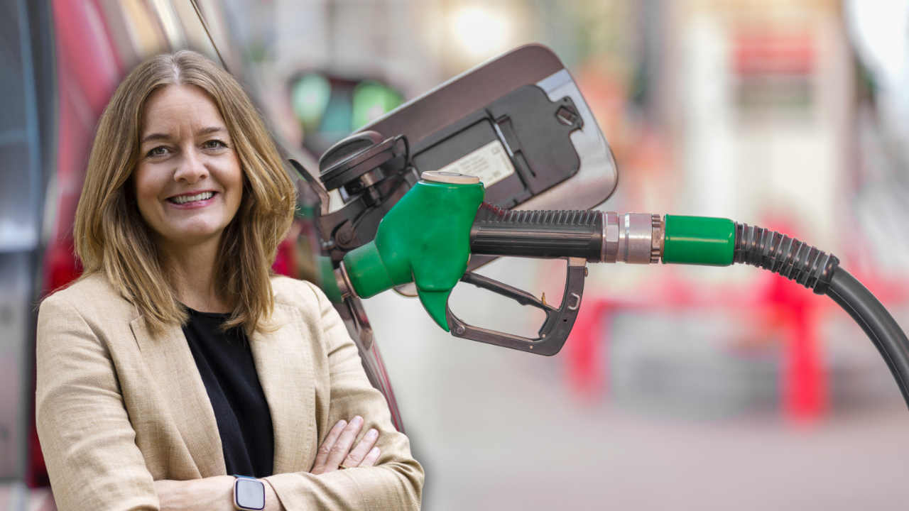 Jessica Alenius på Drivkraft Sverige konstaterar att det nya avtalet med största sannolikhet pressar ned oljepriset – och därmed det svenska bensinpriset vid pumpen. Foto: Drivkraft Sverige och Engin Akyurt via Unsplash
