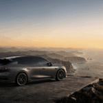 Med inspiration från klassiska grand tourers och märkets egna racertraditioner ska Lynk & Co 07 GT locka europeiska köpare som söker både körglädje och kombipraktik. Foto: Lynk & Co