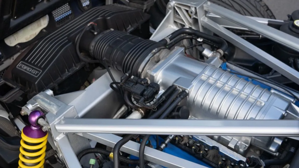 Under glaskåpan där bak döljer sig en mittmonterad 5,4-liters V8-motor med kompressor som levererar 550 hästkrafter. Foto: Carl Hartley