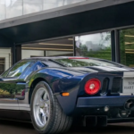 Jeremy Clarksons gamla Ford GT är lackerad i mörkblå metallic med de karaktäristiska vita racingränderna över karossen. Foto: Carl Hartley