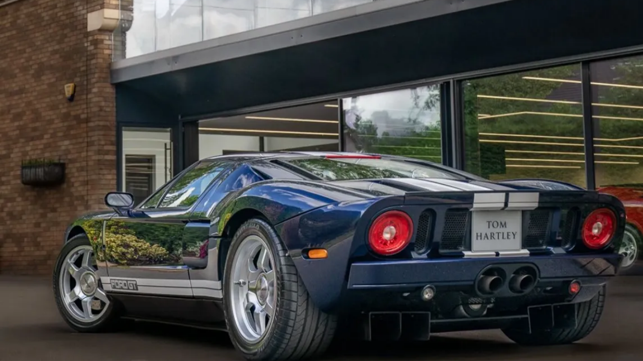 Jeremy Clarksons gamla Ford GT är lackerad i mörkblå metallic med de karaktäristiska vita racingränderna över karossen. Foto: Carl Hartley