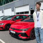 John Sempill framför VW Golf GTI Edition 50 i depån på Mantorp.