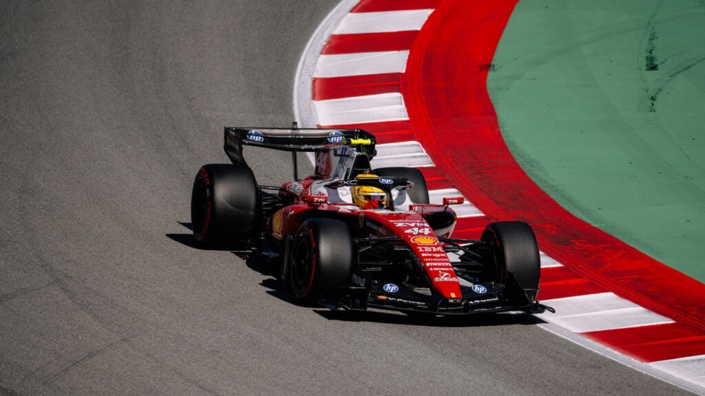 Lewis Hamilton på Circuit de Catalunya i sin SF-26