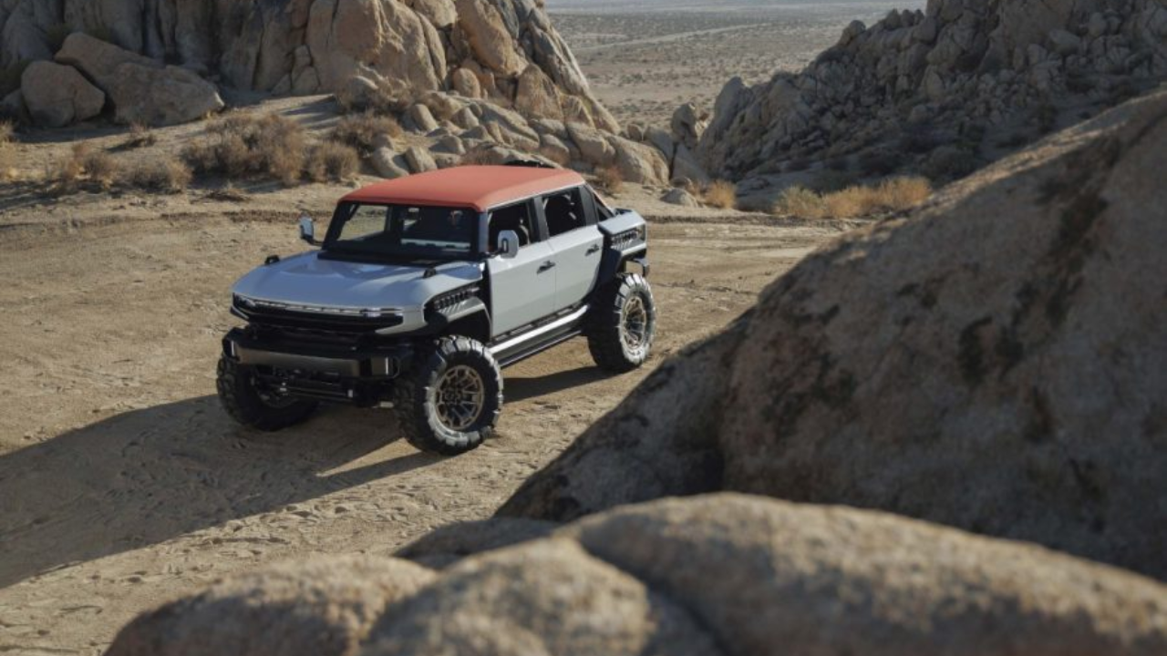 GMC Hummer X i pickup-utförande visar upp en ny, avskalad designriktning för märket. Den raka siluetten och de korta överhängen är optimerade för att maximera bilens terrängegenskaper under krävande förhållanden. Foto: GMC
