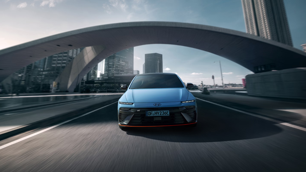 Hyundai Ioniq 6 N imponerar på Nürburgring. Med tiden 7:35,42 kör elbilen ifrån klassiska superbilar på banan. Foto: Hyundai