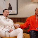 Zlatan Ibrahimović till vänster spelar F1 25: 2026 Season Pack med Lewis Hamilton, till höger.