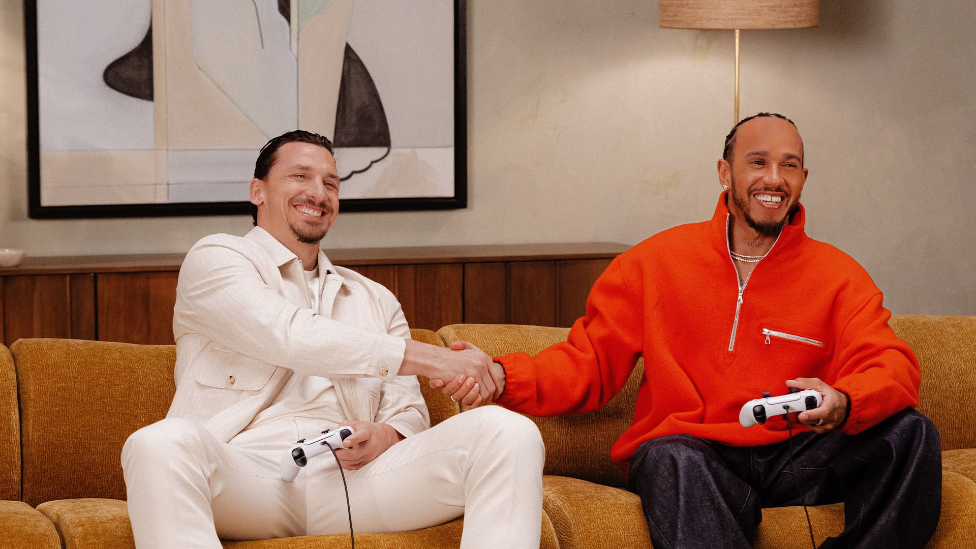 Zlatan Ibrahimović till vänster spelar F1 25: 2026 Season Pack med Lewis Hamilton, till höger.