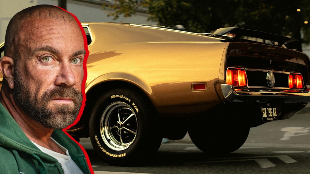 Jan Emanuel inklippt på en bild på en Ford Mustang Mach 1.