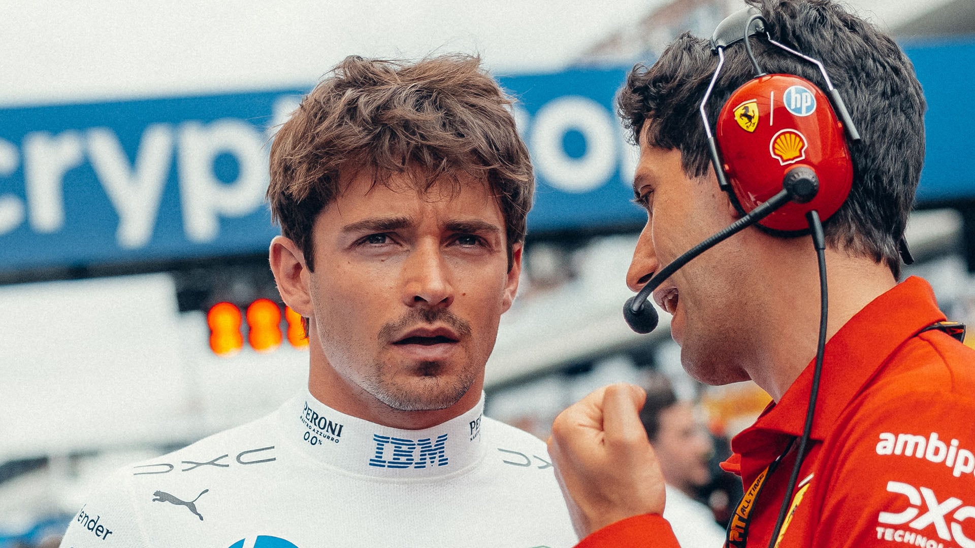 Charles Leclerc förbereder sig inför ett Grand Prix.