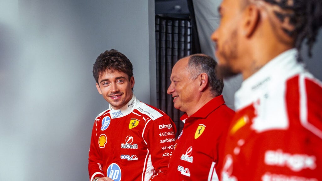 Charles Leclerc längst bort till vänster, Fred Vasseur i mitten och Lewis Hamilton närmast till höger. 