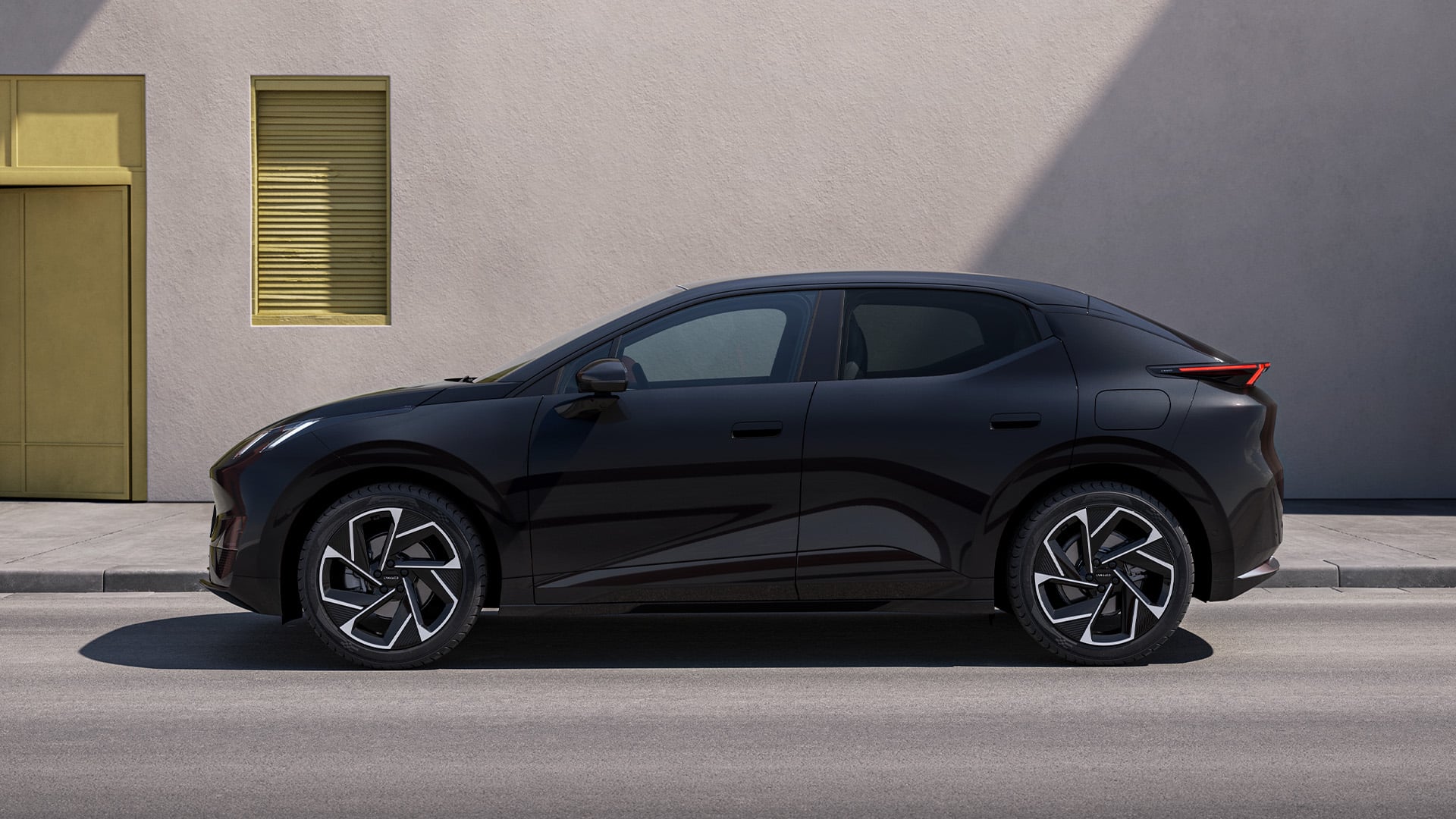 Lynk & Co 02 i Onyx Black i profil.