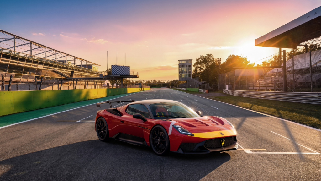 Maserati GT2 Stradale bär stolt startnummer 1 – en färgstark blinkning till Juan Manuel Fangios historiska VM-titlar. Foto: Maserati