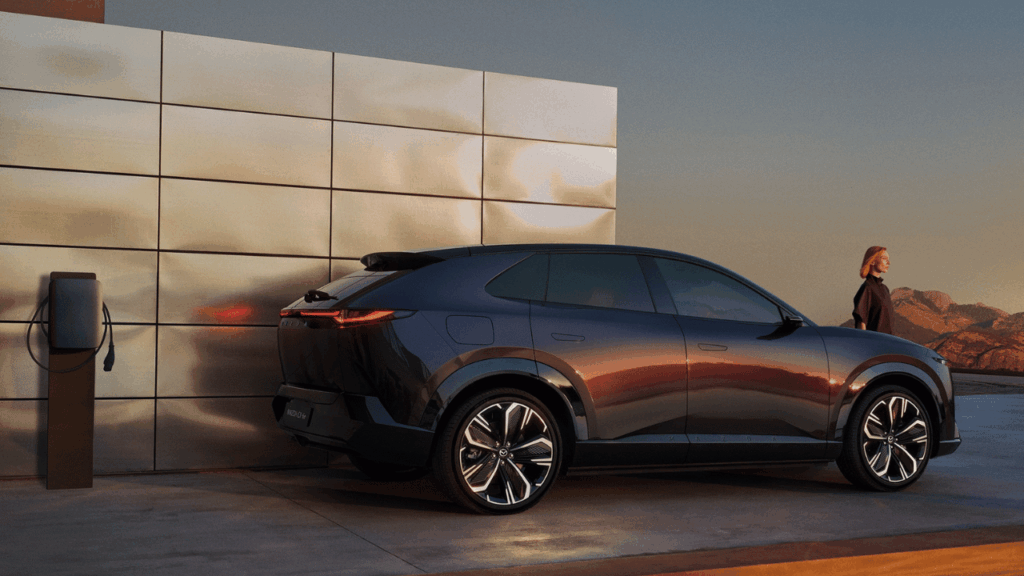 Den enorma centrala pekskärmen på 26 tum rymmer unika funktioner som till exempel husdjursläge. Foto: Mazda