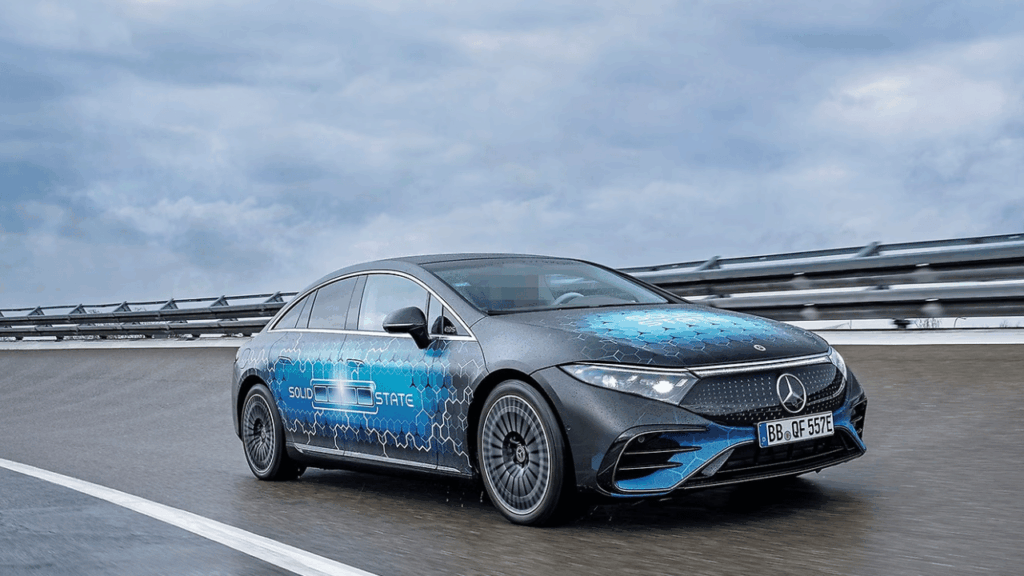 Nya laboratorietester av den hajpade solid state-tekniken visar på oväntade hållbarhetsproblem – kapaciteten sjönk till 84 procent efter bara 350 laddcykler. Foto: Mercedes-Benz