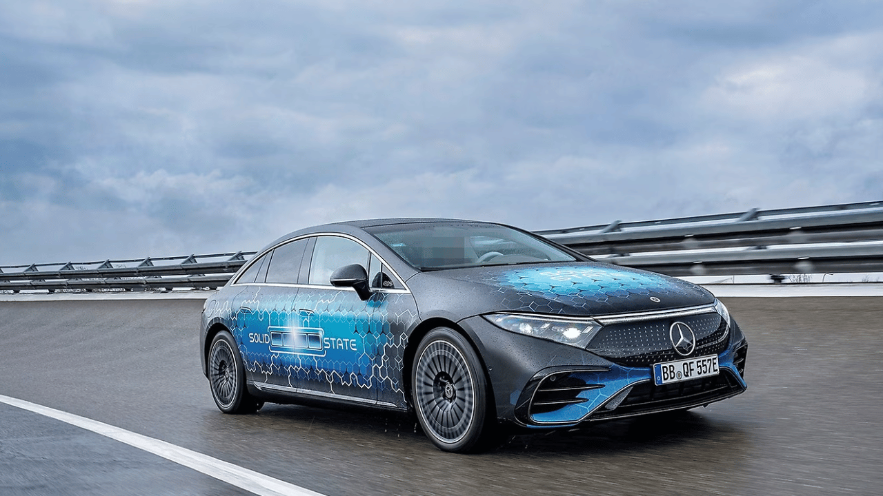 Nya laboratorietester av den hajpade solid state-tekniken visar på oväntade hållbarhetsproblem – kapaciteten sjönk till 84 procent efter bara 350 laddcykler. Foto: Mercedes-Benz