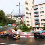 Monaco GP 2022 med Red Bull-bil och Ferrari-bil.