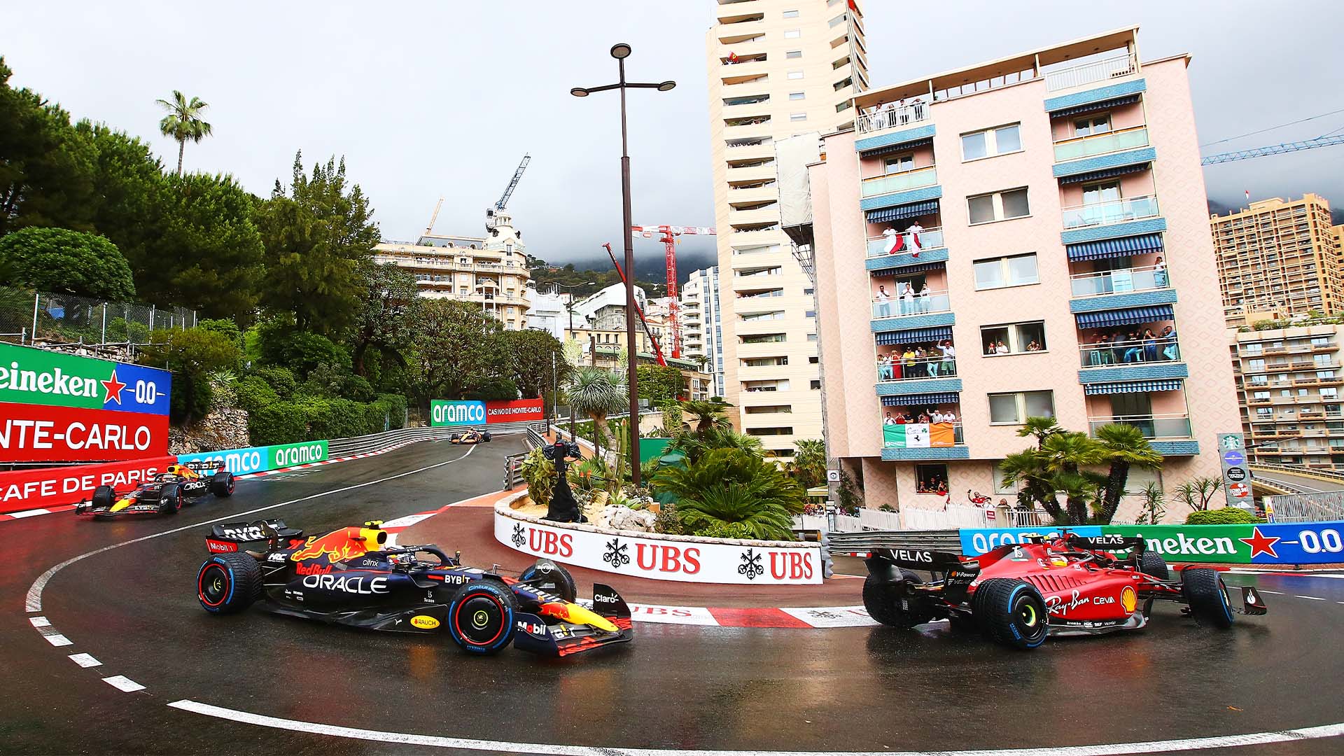 Monaco GP 2022 med Red Bull-bil och Ferrari-bil.