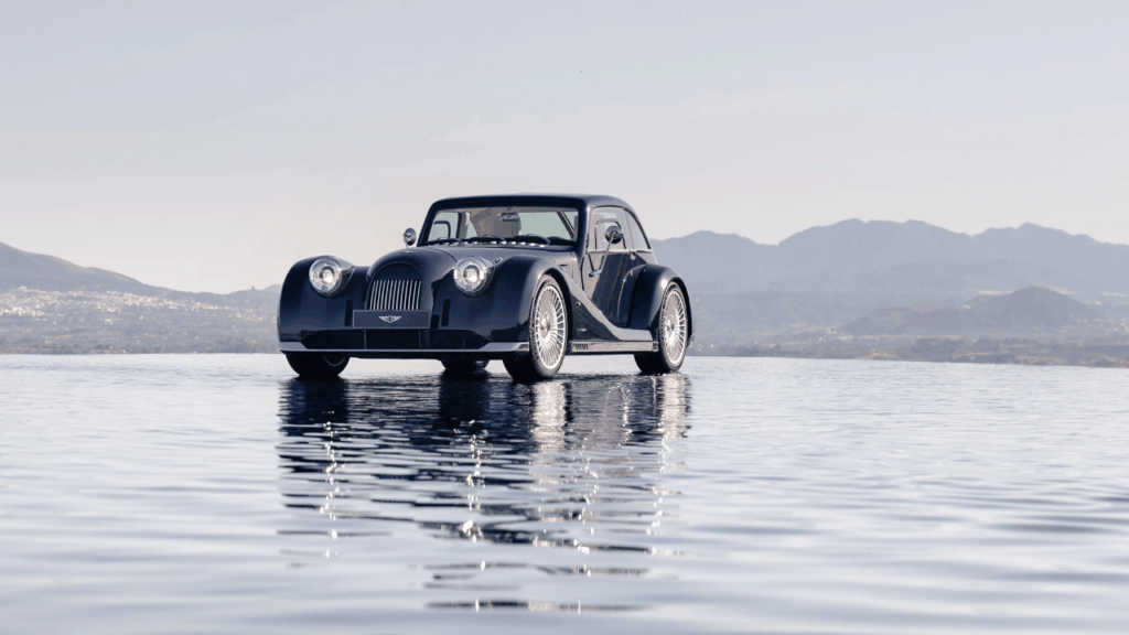 Precis som traditionen bjuder är karossens aluminiumpaneler formade för hand. Undertill döljer sig dessutom Morgans klassiska bärande ram av askträ. Foto: Morgan Motor company