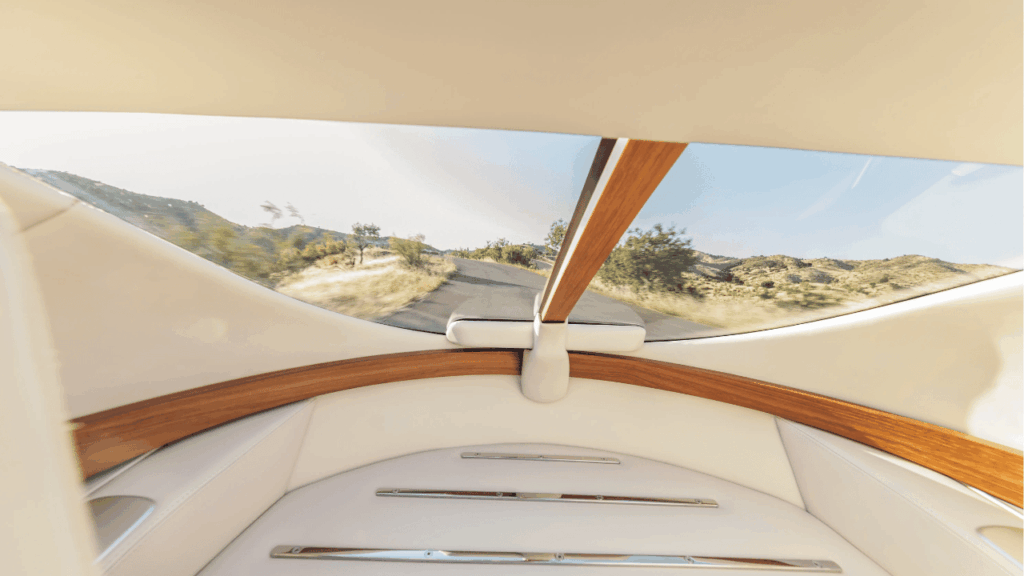 Det nya fasta taket består till stor del av glas, vilket ger ett fantastiskt ljusinsläpp. Konstruktionen med A-stolpar i aluminium ökar dessutom bilens vridstyvhet. Foto: Morgan Motor company