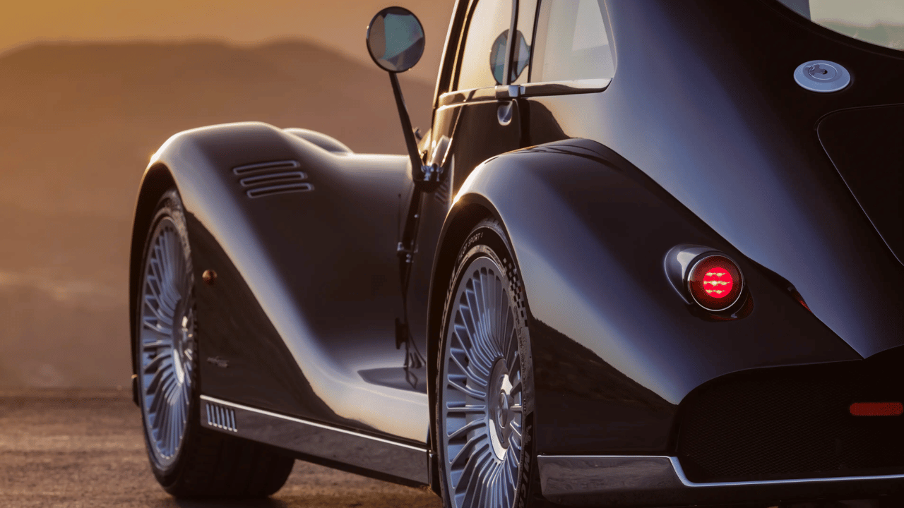 Klassiskt hantverk möter modern design: Morgan Midsummer Coupe är formgiven tillsammans med Pininfarina. Karossens linjer är djupt rotade i 1930-talet, men undertill döljer sig ett modernt chassi. Foto: Morgan Motor company