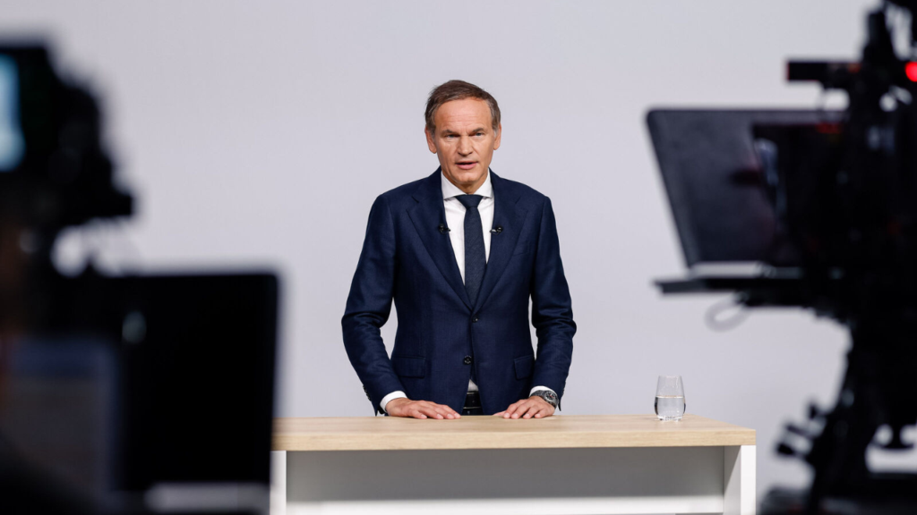Volkswagen-koncernens VD Oliver Blume sjösätter en omfattande sparkampanj fram till 2030. Samtidigt som 50 000 tjänster försvinner ska miljardsatsningar på nya elbilsplattformar säkra koncernens framtid. Foto: Volkswagen