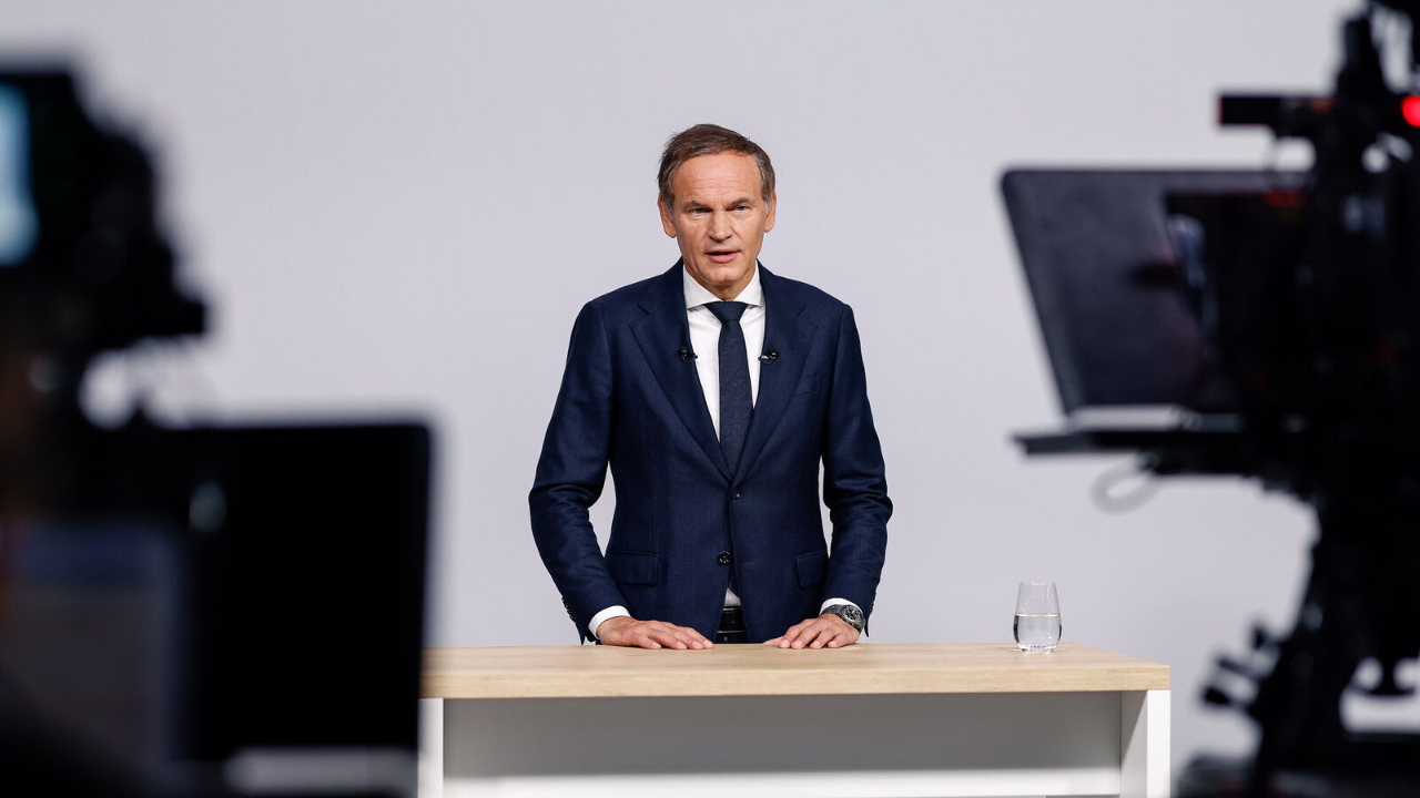 Volkswagen-koncernens VD Oliver Blume sjösätter en omfattande sparkampanj fram till 2030. Samtidigt som 50 000 tjänster försvinner ska miljardsatsningar på nya elbilsplattformar säkra koncernens framtid. Foto: Volkswagen