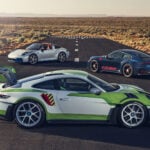 Porsche visar Toy Story 5-bilarna på landningsbana med öken i bakgrunden.
