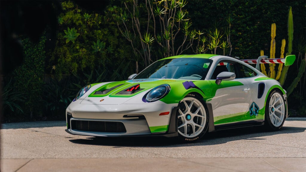Buzz Lightyear Porsche-bilen snett framifrån.
