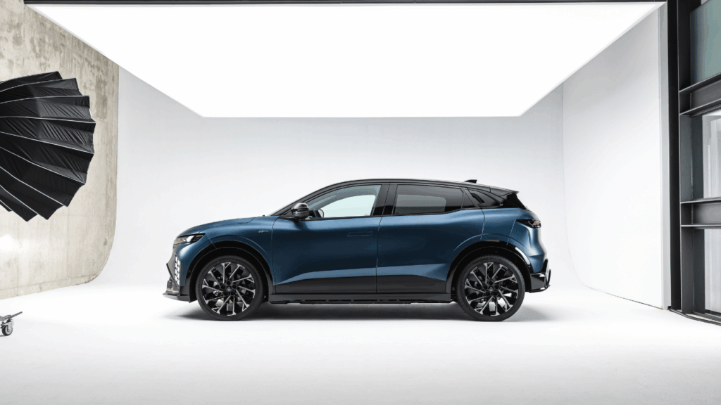 Den slanka, aerodynamiska silhuetten och de infällda dörrhandtagen känns igen, men under skalet döljer sig stora tekniska uppdateringar. Foto: Renault