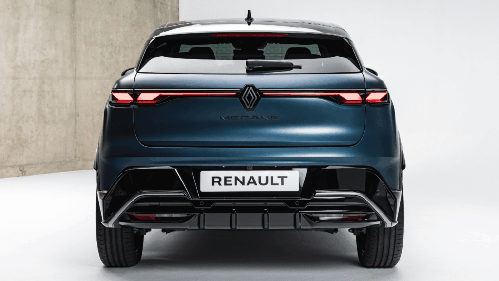 Körglädjen är intakt. Med en låg tyngdpunkt, 220 hästkrafter och en ny funktion för enpedalskörning blir upplevelsen bakom ratten ännu smidigare. Foto: Renault