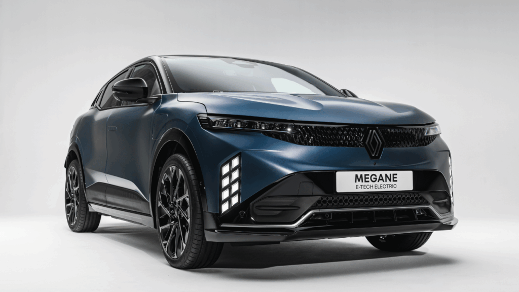 Nya Renault Megane E-Tech electric får en skarpare ljussignatur och en bredare front som ger ett mer sportigt och distinkt intryck på vägen. Foto: Renault