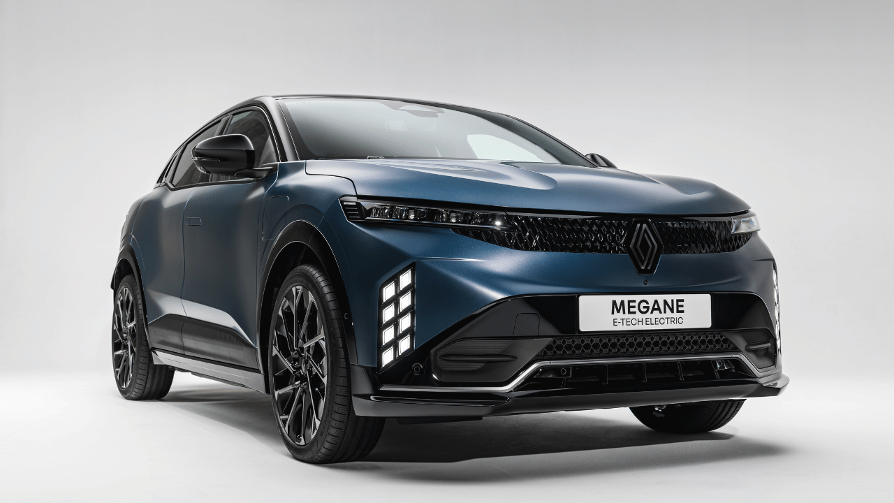 Nya Renault Megane E-Tech electric får en skarpare ljussignatur och en bredare front som ger ett mer sportigt och distinkt intryck på vägen. Foto: Renault