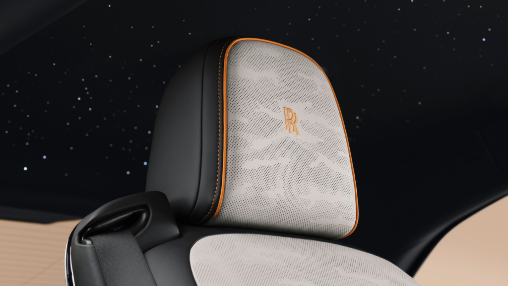Tillvalet Placed Perforation lyfter läderinteriören med exakt 78 138 unika perforeringar som bildar ett mönster av molnskuggor i månsken. Foto: Rolls-Royce